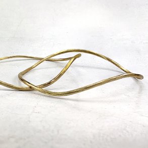 Organic guld armring med svung