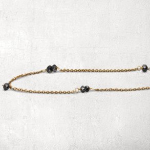 Armbnd med slebne sorte diamanter