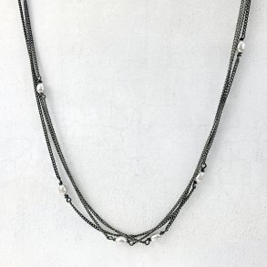 P40 halskde i oksyderet slv med hvide perler