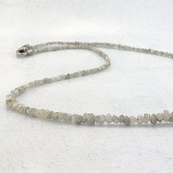 Halskde af gr uslebne diamanter