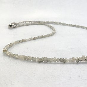 Halskde af gr uslebne diamanter