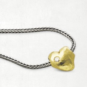 Halskde med massiv guld hjerte og brillant.