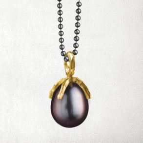 Halskde med organic sken/greb med mrk ferskvandsperle