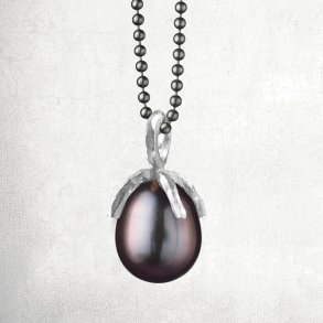 Halskde med organic sken/greb med mrk ferskvandsperle