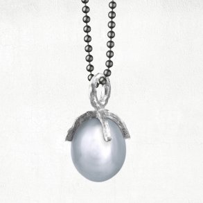 Halskde med organic sken/greb med gr ferskvandsperle