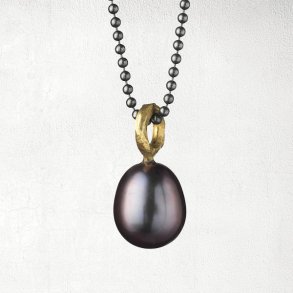 Halskde med rustik guldsken og mrk ferskvandsperle