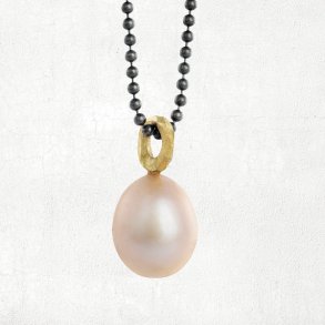 Halskde med rustikt guldsken og rosa ferskvandsperle