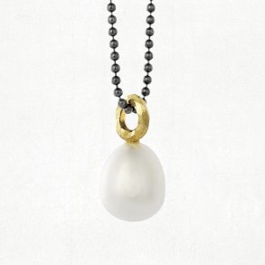 Halskde med rustik guldsken og hvid ferskvandsperle