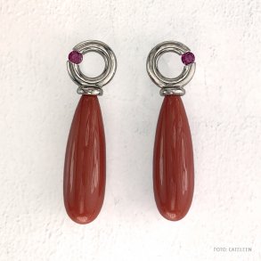 Hvidgulds rebjler med gte italienske koral og rubin