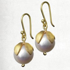 rebjler med perle i blomsterblade