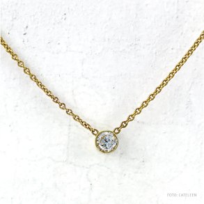Enkel og klassisk guld halskde med brillant