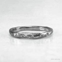 Small Organic ring med brillanter