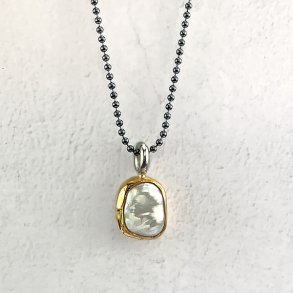 Gold-set halskde med guldindfattet perle